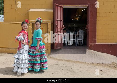 Espagne, 22/05/2022, deux filles vêtues du costume typique de la région andalouse posent pour une photo pendant la célébration. Après deux ans suspendus en raison de la pandémie mondiale causée par Covid-19, la ville de Córdoba, a une fois de plus célébré la Foire notre Dame de la Santé, mieux connue sous le nom de Foire de Córdoba. Cette célébration est l'une des plus importantes dans la région de l'Andalousie et a lieu depuis plus de 500 ans. Pendant ces jours, des milliers d'hommes et de femmes défilent dans les rues d'El Arenal, le parc des expositions pour danser et célébrer l'un des festivals les plus traditionnels d'Espagne. Banque D'Images