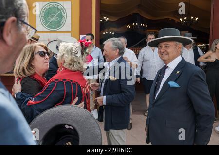 Espagne, 22/05/2022, Un groupe d'amis se saluent à la foire de Cordoue, une célébration où les amis et les familles se réunissent. Après deux ans suspendus en raison de la pandémie mondiale causée par Covid-19, la ville de Córdoba, a une fois de plus célébré la Foire notre Dame de la Santé, mieux connue sous le nom de Foire de Córdoba. Cette célébration est l'une des plus importantes dans la région de l'Andalousie et a lieu depuis plus de 500 ans. Pendant ces jours, des milliers d'hommes et de femmes défilent dans les rues d'El Arenal, le parc des expositions pour danser et célébrer l'un des festivals les plus traditionnels d'Espagne. Banque D'Images