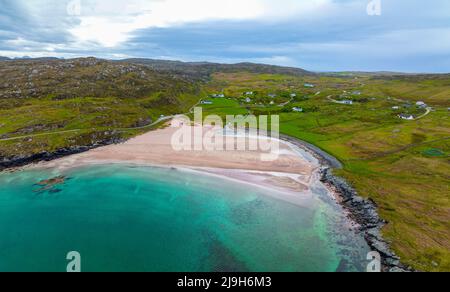 Vue aérienne de drone de la plage à Clashnessie à Assynt, Sutherland, Highland, Écosse Banque D'Images