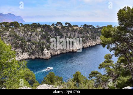 Vue sur le Port de Calanque près de Cassis sur la Côte d'Azur en Provence, avec le Cap Canaille en arrière-plan à gauche, France, Europe Banque D'Images