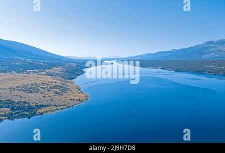 Lac de réservoir sur la rivière Cetina, à Peruca, Croatie Banque D'Images