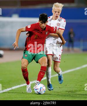 Tel Aviv, Israël. 23rd mai 2022. João Miguel fins Veloso (8 Portugal) et Oscar O. Hojlund (20 Danemark) se battent pour le bal (duel) lors du championnat européen de football 2022 de l'UEFA de moins de 17 ans entre le Portugal et le Danemark au stade Ramat-Gan de tel Aviv, Israël. Alan Shiver/SPP crédit: SPP Sport Press photo. /Alamy Live News Banque D'Images