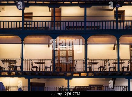 Façades typiques avec balcons en bois sur la place principale de Chinchón. Banque D'Images