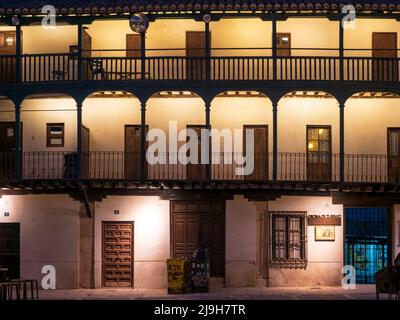 Façades typiques avec balcons en bois sur la place principale de Chinchón. Banque D'Images