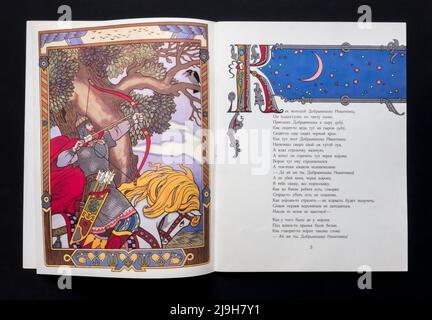 Le conte populaire russe 'Dobrynya Nikitich and Alyosha Popovich' (russe : Добрыня Никитич Алёша Попович ), publié en 1979 en Russie. Banque D'Images
