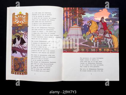 Le conte populaire russe 'Dobrynya Nikitich and Alyosha Popovich' (russe : Добрыня Никитич Алёша Попович ), publié en 1979 en Russie. Banque D'Images