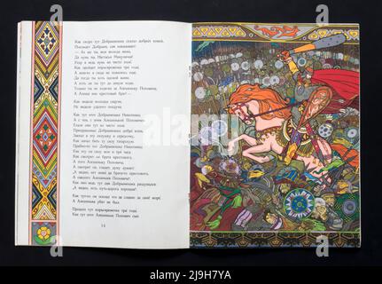 Le conte populaire russe 'Dobrynya Nikitich and Alyosha Popovich' (russe : Добрыня Никитич Алёша Попович ), publié en 1979 en Russie. Banque D'Images