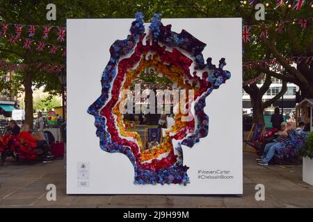 Londres, Royaume-Uni. 23rd mai 2022. Exposition de fleurs « The Queen's Head » sur Sloane Square, dans le cadre du spectacle d'art floral gratuit Chelsea in Bloom. Les magasins, hôtels et restaurants de la région de Chelsea à Londres participent à la compétition annuelle, et le thème 2022 est « British Icons ». Credit: Vuk Valcic/Alamy Live News Banque D'Images