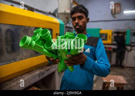 New Delhi, Inde. 23rd mai 2022. Un travailleur indien présente des pièces de torches en plastique à l'usine des fabricants de produits en plastique de New Delhi. Crédit : SOPA Images Limited/Alamy Live News Banque D'Images