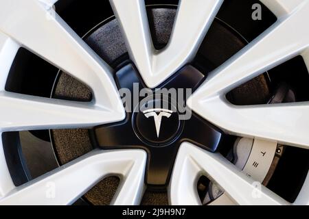Minsk, Bélarus - 23 mai 2022 : gros plan sur la roue de Tesla Banque D'Images
