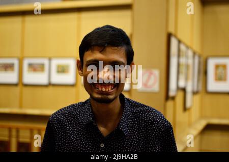 Kolkata, Bengale occidental, Inde. 23rd mai 2022. Un enfant autiste sourit alors qu'il participe à un atelier de moday à l'intérieur d'un musée indien à Kolkata, Inde, 23 mai 2022. (Credit image: © Indranil Aditya/ZUMA Press Wire) Banque D'Images