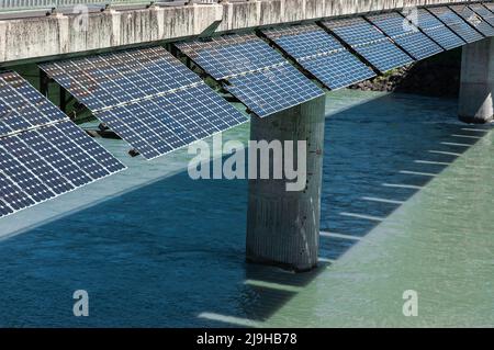 Cellules solaires extérieures pour la production d'électricité sur le pont au-dessus de la rivière Rhein, reliant la Suisse et le Liechtenstein Banque D'Images