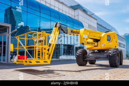 Minsk, Bélarus - 23 mai 2022 : l'élévateur de rampe Haulotte HA16PX est prêt à fonctionner. Nettoyage des vitres Banque D'Images