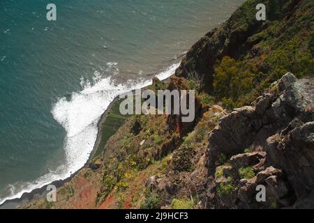 Île de Madère, Portugal. Fajas do Rancho et Cabo Girao vus d'en haut. Nous voyons de petites zones de terre cultivées à la base de la falaise et du bleu Banque D'Images