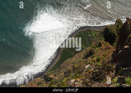 Île de Madère, Portugal. Fajas do Rancho et Cabo Girao vus d'en haut. Nous voyons de petites zones de terre cultivées à la base de la falaise et du bleu Banque D'Images