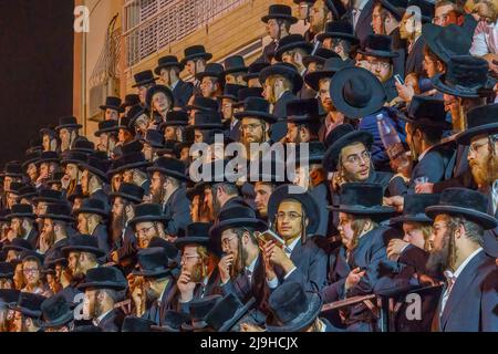 Haifa, Israël - 18 mai 2022: Lag baOmer célébration des jours de l'hollyday de la communauté juive ultra-orthodoxe de Vizhnitz, avec des hommes présents et priant. Haïfa, moi Banque D'Images