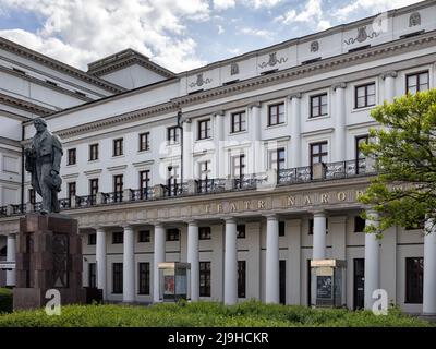 VARSOVIE, POLOGNE - 17 MAI 2022 : vue extérieure du Théâtre national (Teatr Narodowy) sur Plac Teatralny Banque D'Images