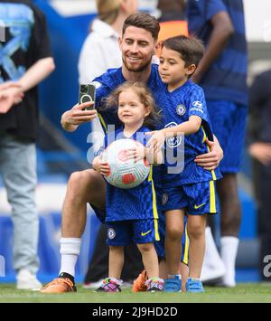 22 mai 2022 - Chelsea c. Watford - Premier League - Stamford Bridge Jorginho de Chelsea et sa famille après le match de la Premier League à Stamford Bridge. Crédit photo : © Mark pain / Alamy Live News Banque D'Images