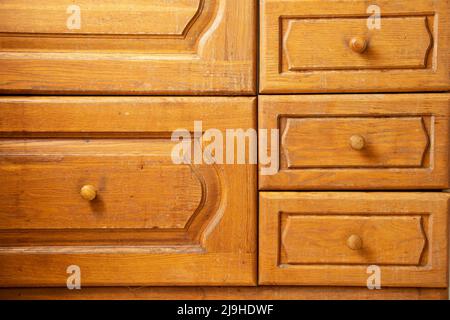 Ancienne cuisine armoire en bois brun comme arrière-plan, mobilier de cuisine, porte de l'armoire Banque D'Images