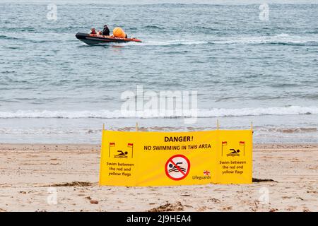 Jaune danger pas de bannière de natation sur la plage à Exmouth Devon Royaume-Uni Banque D'Images