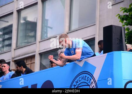 Manchester, Royaume-Uni, 23rd mai 2022. Oleksandr Zinchenko sur la droite. Le Manchester City football Club organise un défilé de victoire pour célébrer la victoire du titre Premier League du club après avoir battu Aston Villa au Etihad Stadium le 22nd mai. La parade des bus à toit ouvert a traversé le centre de Manchester, en Angleterre, au Royaume-Uni. Le club a déclaré : « le club fêtera sa victoire avec des fans avec un défilé de bus à toit ouvert dans le centre-ville de Manchester le lundi 23rd mai, se terminant par un spectacle à Deansgate (Tour Beetholam). » Crédit : Terry Waller/Alay Live News Banque D'Images