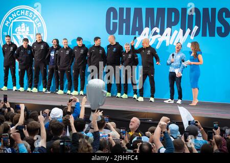 Manchester, Royaume-Uni. 23rd mai 2022. Manchester City célèbre son quatrième titre de Premier League en cinq ans avec un défilé dans la ville. Des milliers de fans ont bordé les rues pour accueillir Guardiola et l'équipe lorsqu'ils ont voyagé dans la ville en montrant le dernier trophée. Credit: Andy Barton/Alay Live News Banque D'Images