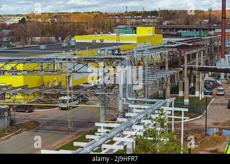 Technologies de sécurité de l'usine de raffinerie de pétrole. Pipeline sur le territoire de l'usine. Banque D'Images