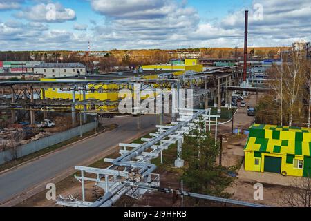 Technologies de sécurité de l'usine de raffinerie de pétrole. Pipeline sur le territoire de l'usine. Banque D'Images