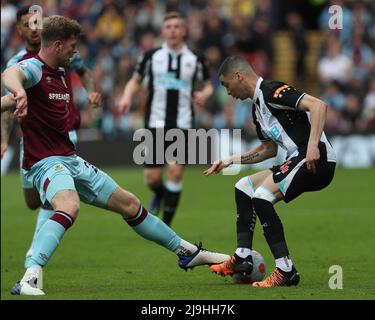 BURNLEY, ROYAUME-UNI. MAI 22nd Nathan Collins de Burnley en action avec Miguel Almiron de Newcastle United lors du match de Premier League entre Burnley et Newcastle United à Turf Moor, Burnley, le dimanche 22nd mai 2022. (Credit: Mark Fletcher | MI News) Credit: MI News & Sport /Alay Live News Banque D'Images