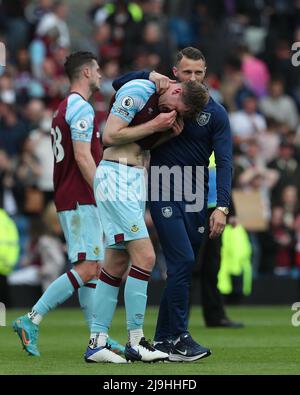 BURNLEY, ROYAUME-UNI. MAI 22nd Nathan Collins de Burnley est consolé par un membre du personnel de la réserve après leur défaite et leur relégation lors du match de la Premier League entre Burnley et Newcastle United à Turf Moor, Burnley, le dimanche 22nd mai 2022. (Credit: Mark Fletcher | MI News) Credit: MI News & Sport /Alay Live News Banque D'Images