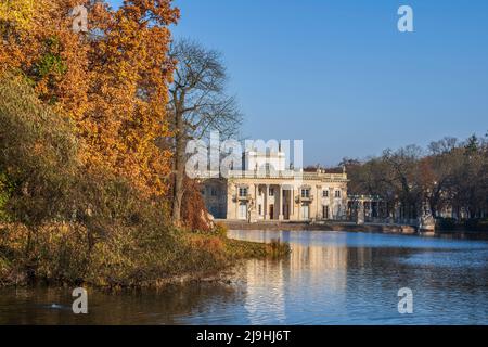 Pologne, Voïvodeship Masovian, Varsovie, Lac Lazienki et Palais sur l'île en automne Banque D'Images