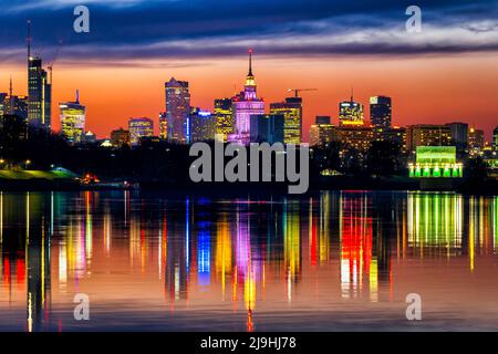 Pologne, Voïvodeship de Masovie, Varsovie, horizon urbain vu depuis la rive de la Vistule au crépuscule Banque D'Images