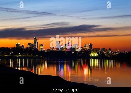 Pologne, Voïvodeship de Masovie, Varsovie, horizon urbain vu depuis la rive de la Vistule au crépuscule Banque D'Images