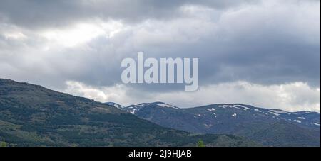 Photo paysage de montagnes avec ciel nuageux. Banque D'Images