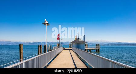 Allemagne, Bade-Wurtemberg, Immenstaad am Bodensee, ciel clair sur la jetée vide sur les rives du lac de Constance Banque D'Images