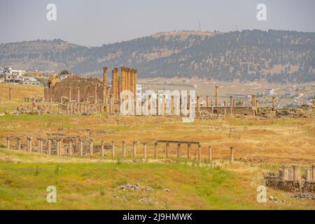 La colonne du temple en ruines d'Artemis dans la ville romaine de Jerash Banque D'Images