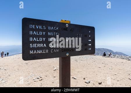 Mt Baldy, Californie, États-Unis - 22 mai 2022 : vue sur le panneau du sentier Devils Backbone et les randonneurs sur le sommet du Mont Baldy dans les montagnes San Gabriel. Banque D'Images