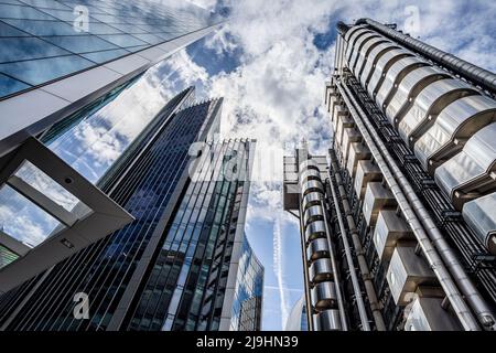 Vue sur l'imposant Willis Building et le Lloyds of London Building au cœur du Square Mile de Londres vu en mai 2022. Banque D'Images