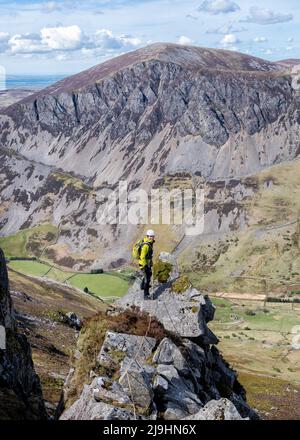 Femme sénior debout au sommet d'une montagne rocheuse Banque D'Images