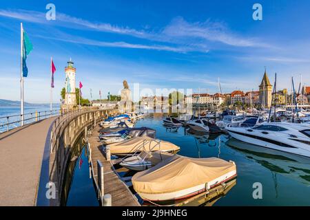 Allemagne, Bavière, Lindau, Bateaux amarrés dans le port sur la rive du lac de Constance Banque D'Images