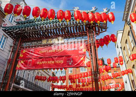 En mai 2022, vous verrez une arche marquant une entrée dans le quartier chinois de Londres, toujours entourée de lanternes en papier marquant le début de la Banque D'Images