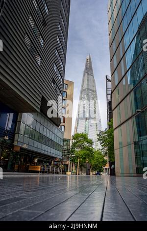 Vue sur le Shard qui domine la ligne d'horizon de Londres vue depuis le sol à More London Riverside en mai 2022. Banque D'Images