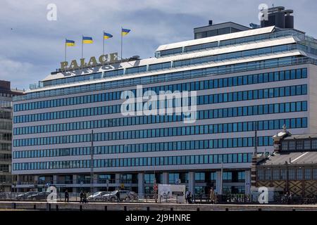 Touristes marchant devant le premier restaurant finlandais avec étoiles Michelin Banque D'Images