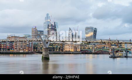 Le pont du millénaire photographié juste après le coucher du soleil enjambant la Tamise à Londres, en mai 2022, devant le Square Mile, où se trouve le Wa Banque D'Images