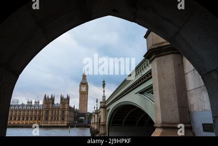 Une arche entoure le Parlement et la tour de l'horloge de Big Ben sur les gratte-ciel de Londres vus en mai 2022. Banque D'Images