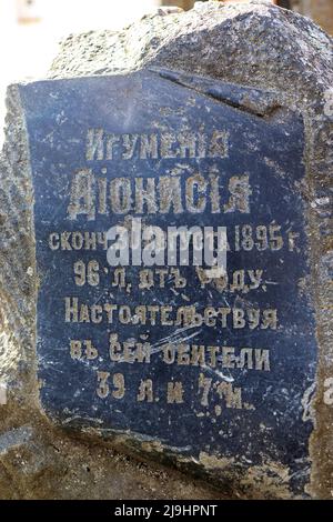 Staraya Ladoga, Russie, - Mai 2022, Église de l'Assomption de la Sainte Vierge au couvent de la Sainte-Dormition à Staraya Ladoga. Tombstone 'Abbess Banque D'Images