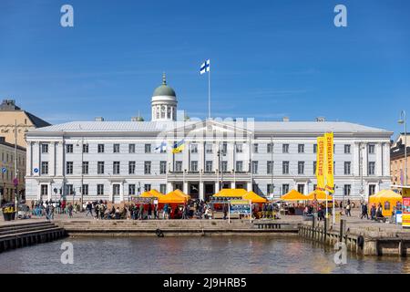 Touristes marchant devant l'hôtel de ville d'Helsinki près de la place du marché Banque D'Images