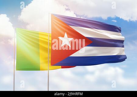 Ciel bleu ensoleillé et drapeaux de cuba et du mali Banque D'Images