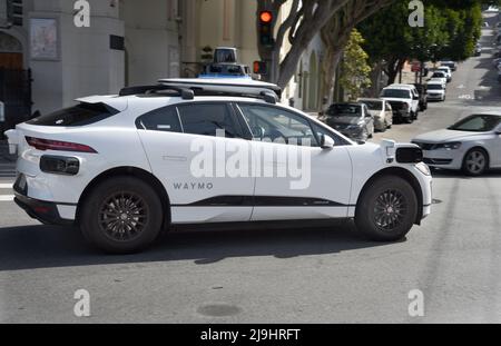 Un véhicule autonome Waymo à San Francisco, Californie. Waymo, une filiale d'Alphabet Inc., offrira un service commercial de taxi auto-pilotant en 2022. Banque D'Images