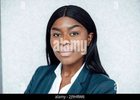 Femme d'affaires souriante sur fond blanc Banque D'Images